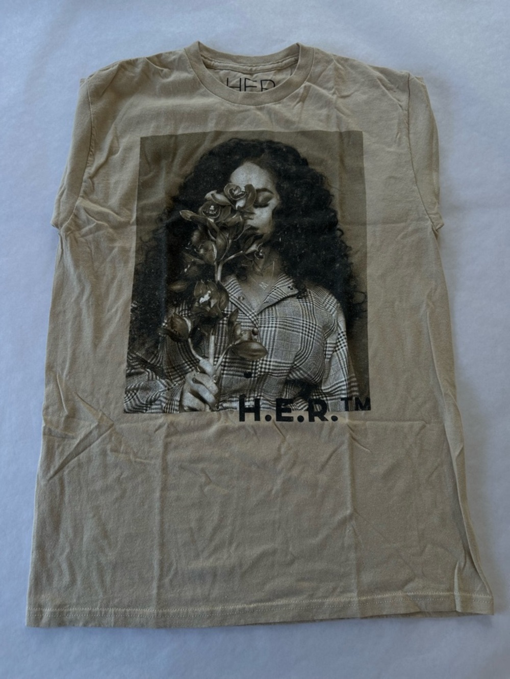 Goodie Two Sleeves H.E.R. Graphic Print Men's Beige T-Shirt Size M
